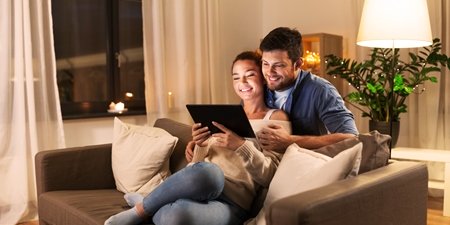 AdobeStock_272664966_Paar-mit-Tablet-im-Wohnzimmer